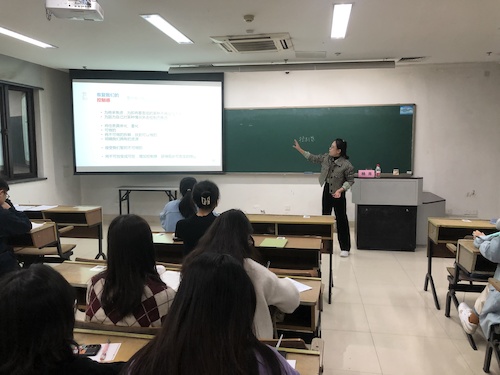 1av视频
举办励学考研训练营之考研心态讲座