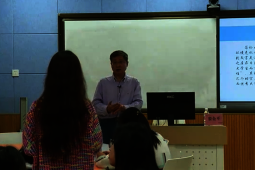 殷企平教授在回答学生提问